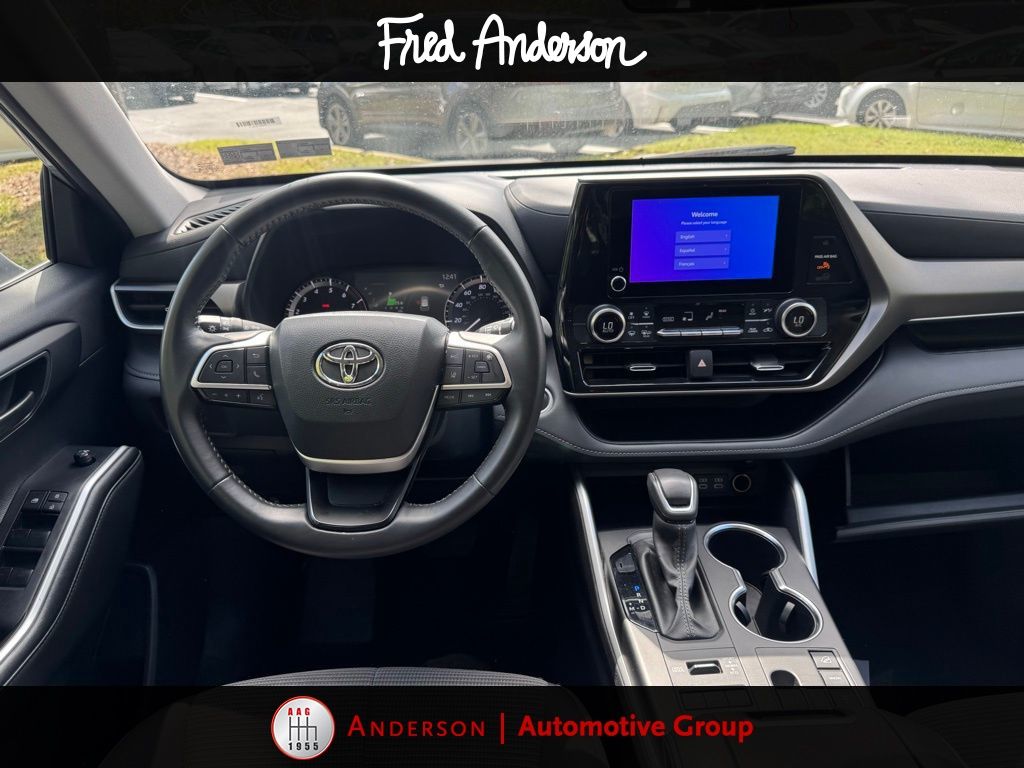 2024 Toyota Highlander LE photo 2