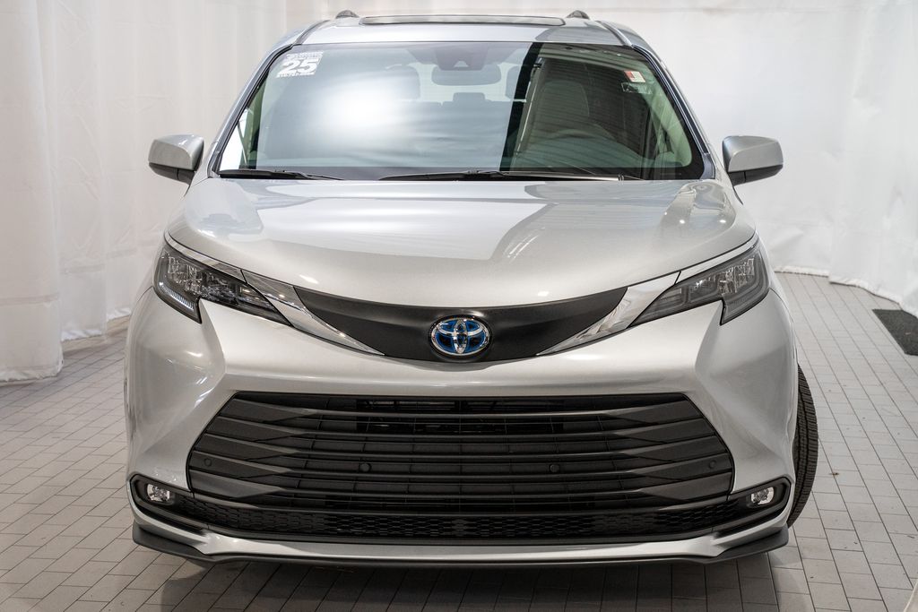 2025 Toyota Sienna XLE photo 3