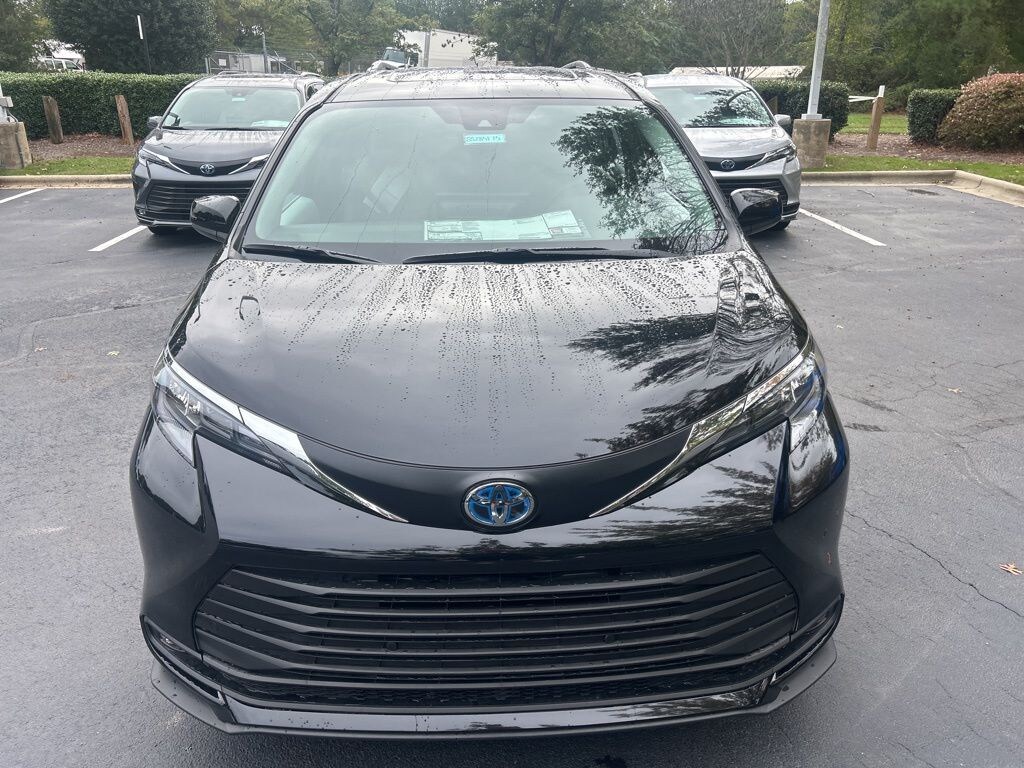 New 2025 Toyota Sienna XLE Van Passenger Van