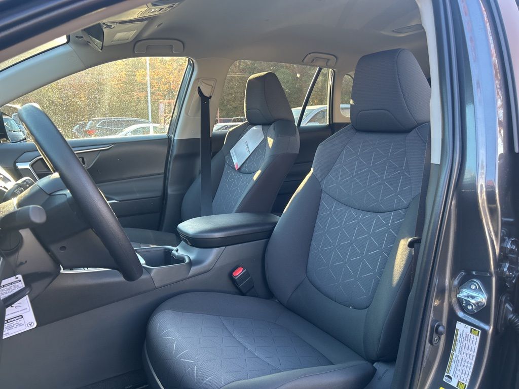 2025 Toyota RAV4 XLE photo 2