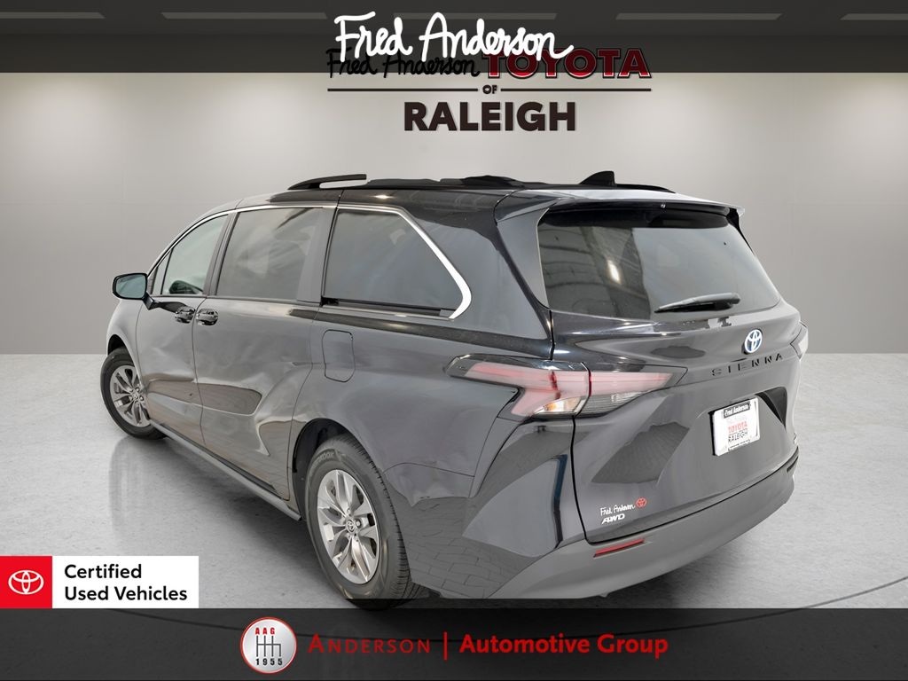 2023 Toyota Sienna LE photo 4