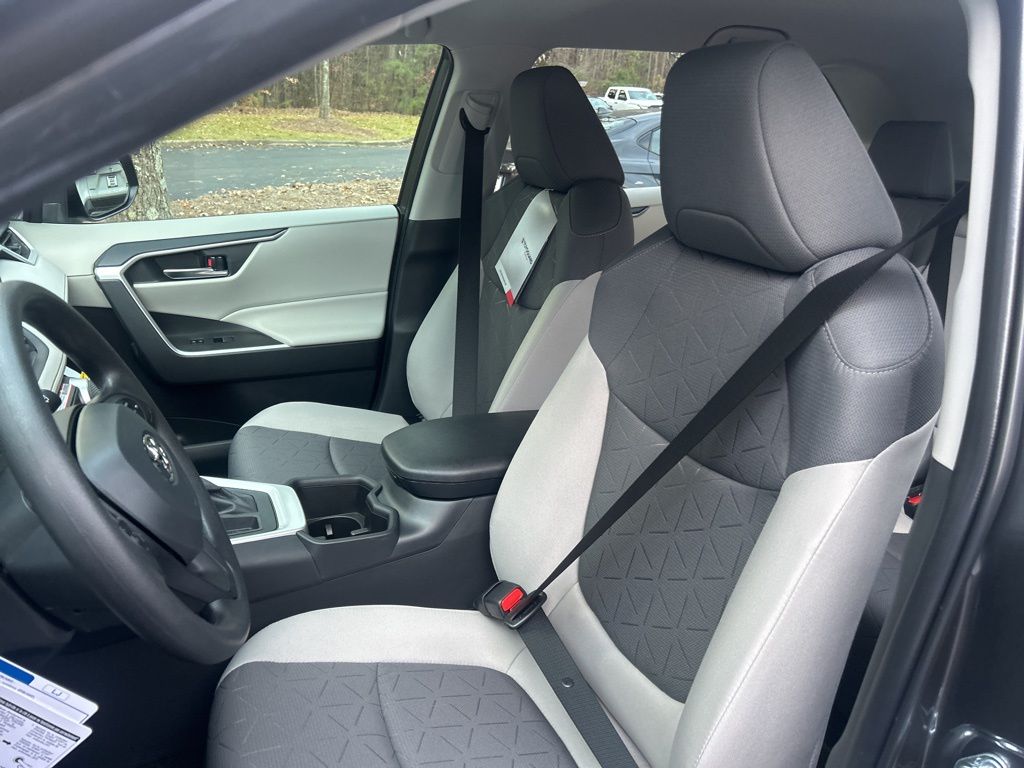 2025 Toyota RAV4 XLE photo 3