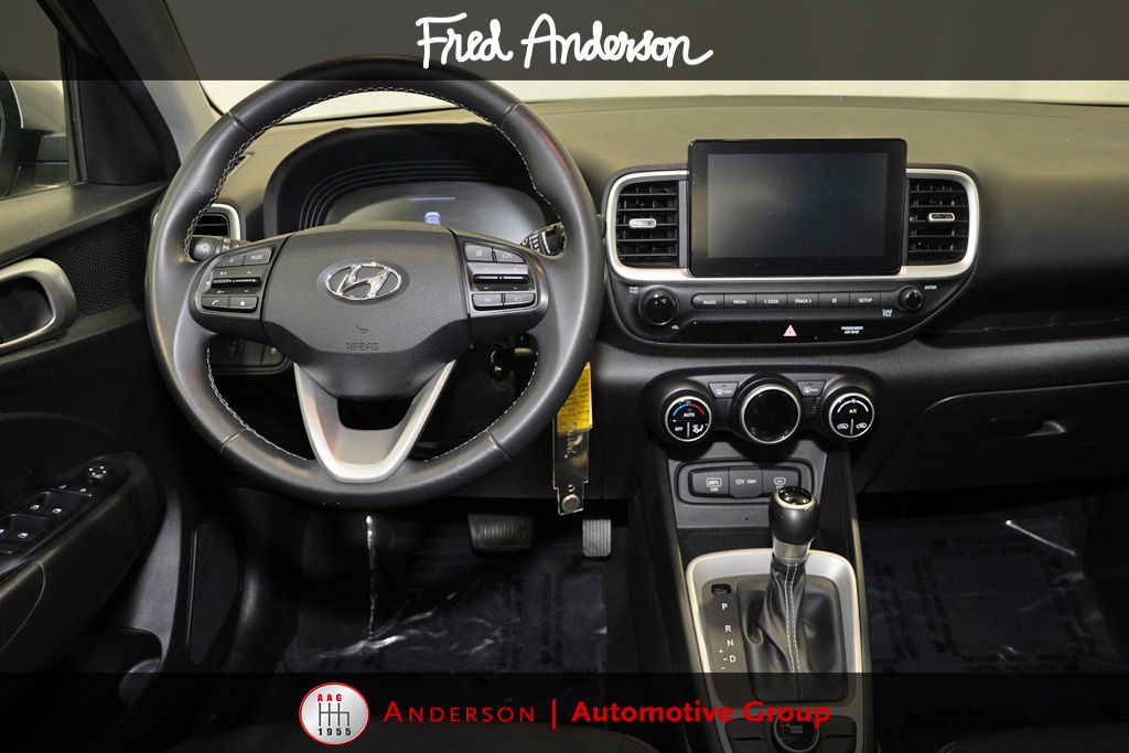 2023 Hyundai Venue SEL photo 2
