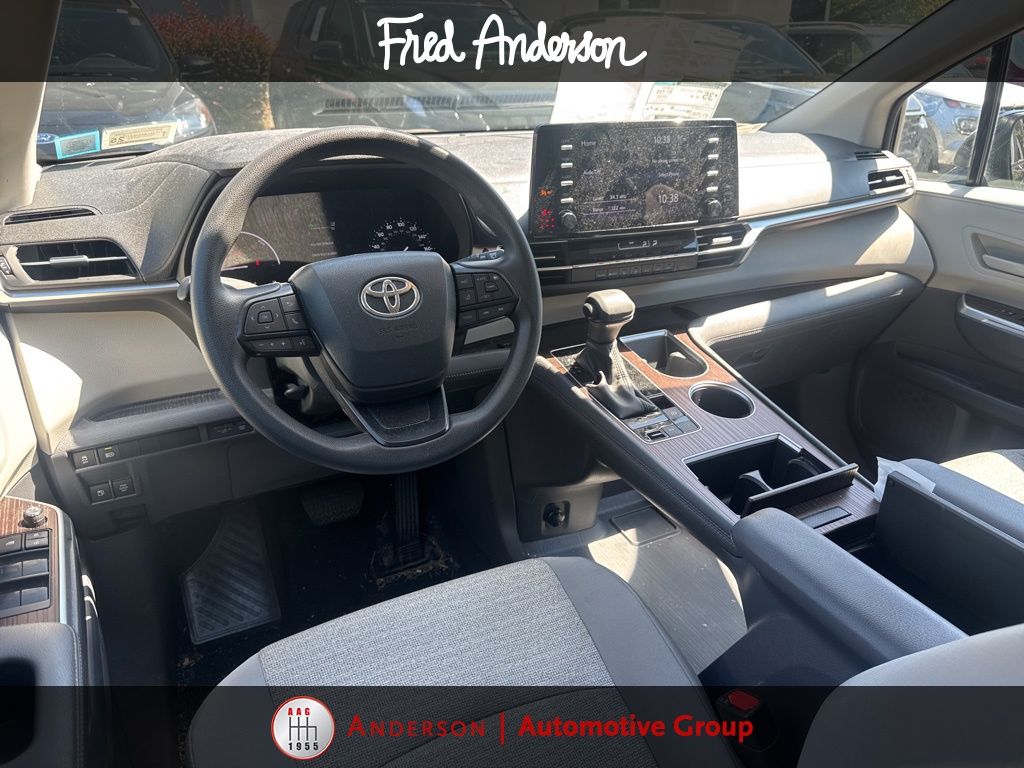 2023 Toyota Sienna LE photo 2