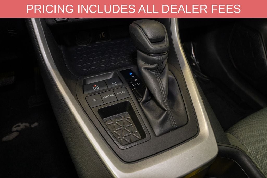 2025 Toyota RAV4 XLE - Photo 16
