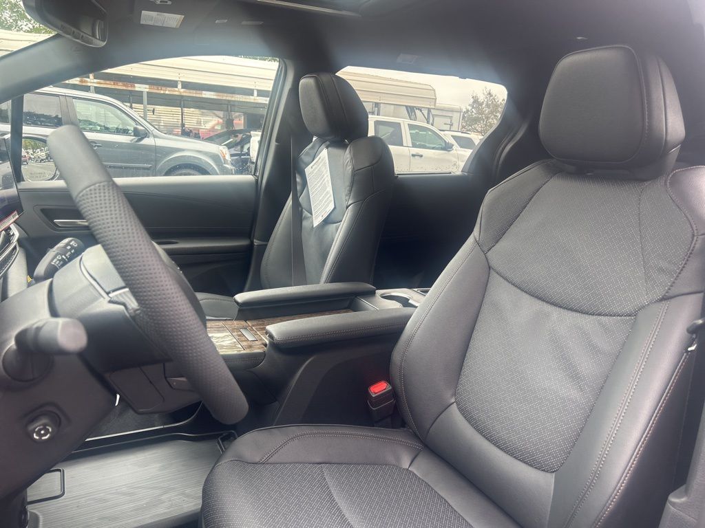 2025 Toyota Sienna Platinum photo 3