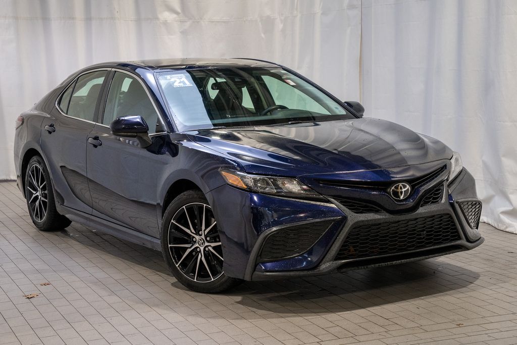 2021 Toyota Camry SE's photo