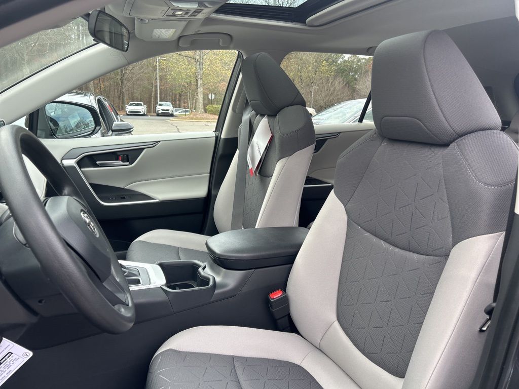 2025 Toyota RAV4 XLE photo 3