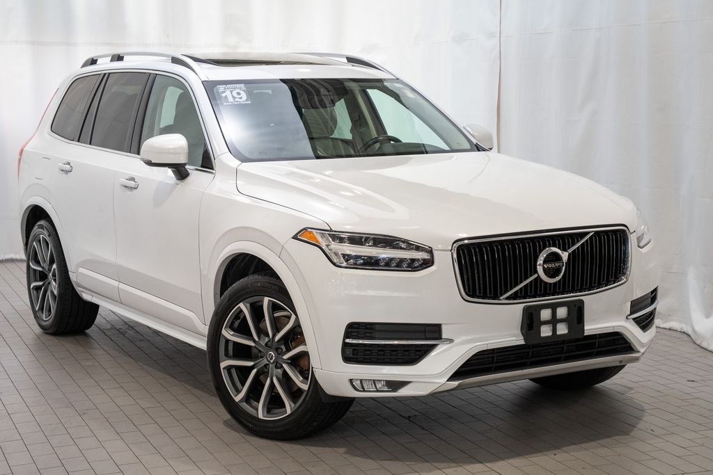 2019 Volvo XC90 Momentum's photo
