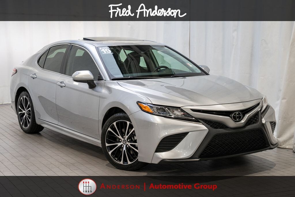 Used 2019 Toyota Camry SE Sedan