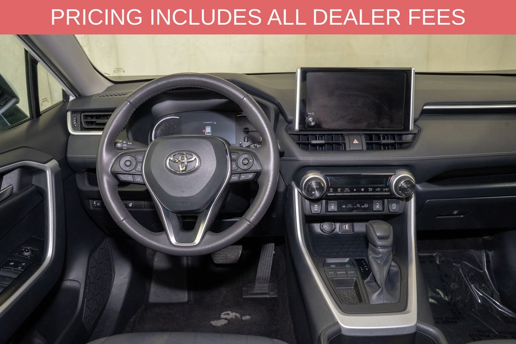 2025 Toyota RAV4 XLE - Photo 6