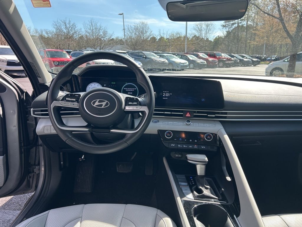 Used 2025 Hyundai Elantra Hybrid Limited Sedan