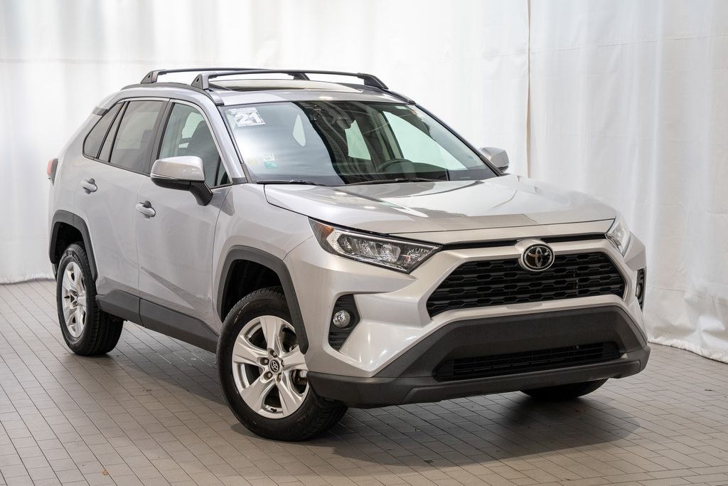2021 Toyota RAV4 XLE's photo