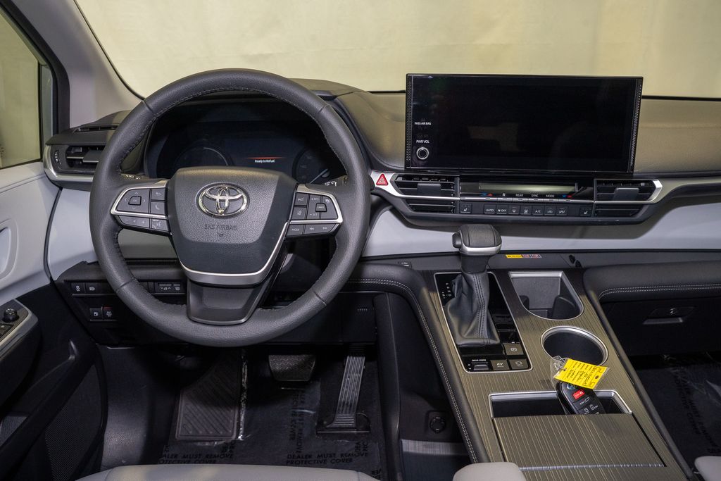 2025 Toyota Sienna XLE photo 2