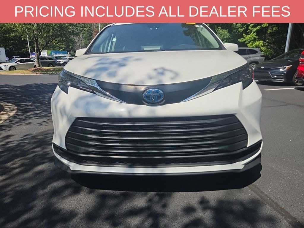 Used 2024 Toyota Sienna LE Minivan/Van
