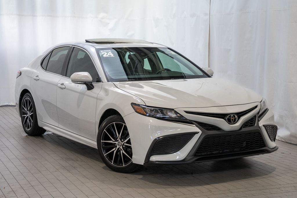 2024 Toyota Camry SE's photo