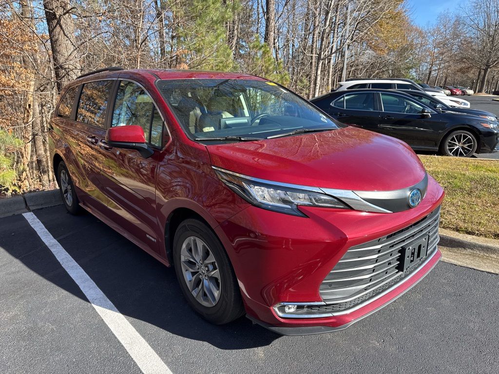 2021 Toyota Sienna XLE's photo