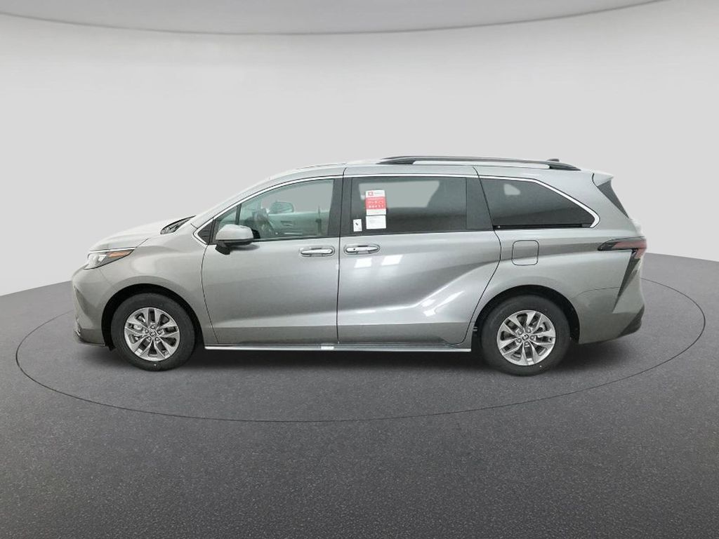 2026 Toyota Sienna XLE photo 3