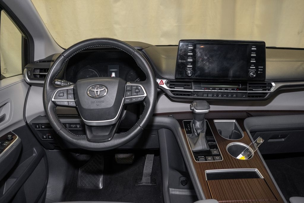 Used 2021 Toyota Sienna XLE Minivan/Van