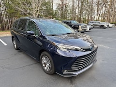 2025 Toyota Sienna XLE Minivan/Van