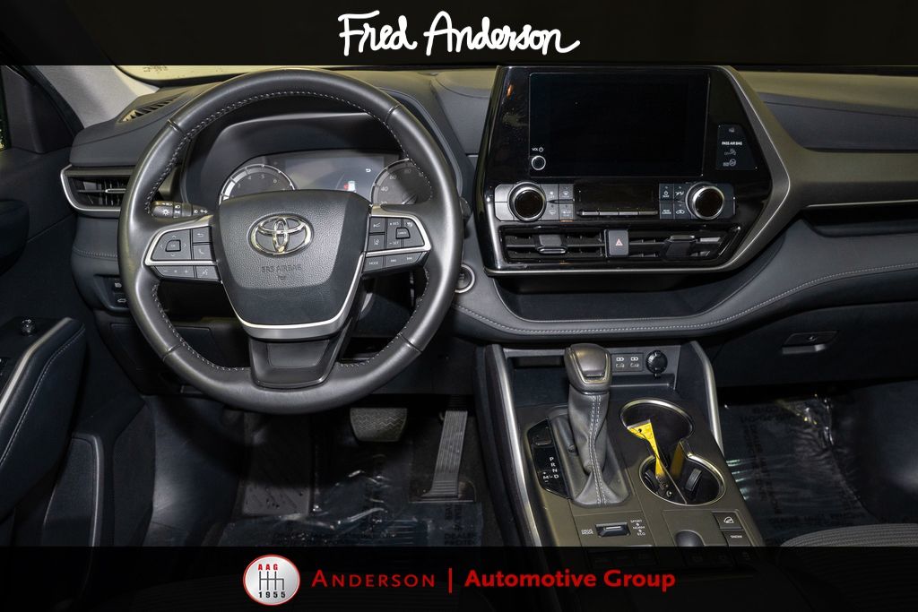 2024 Toyota Highlander LE photo 2