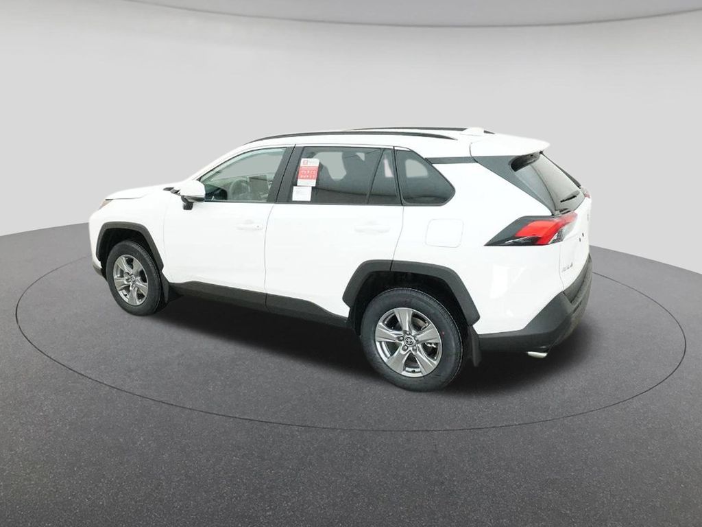2025 Toyota RAV4 XLE photo 4