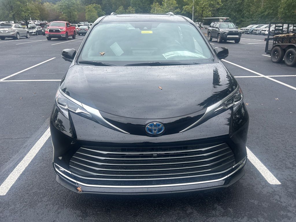 2025 Toyota Sienna Platinum photo 2