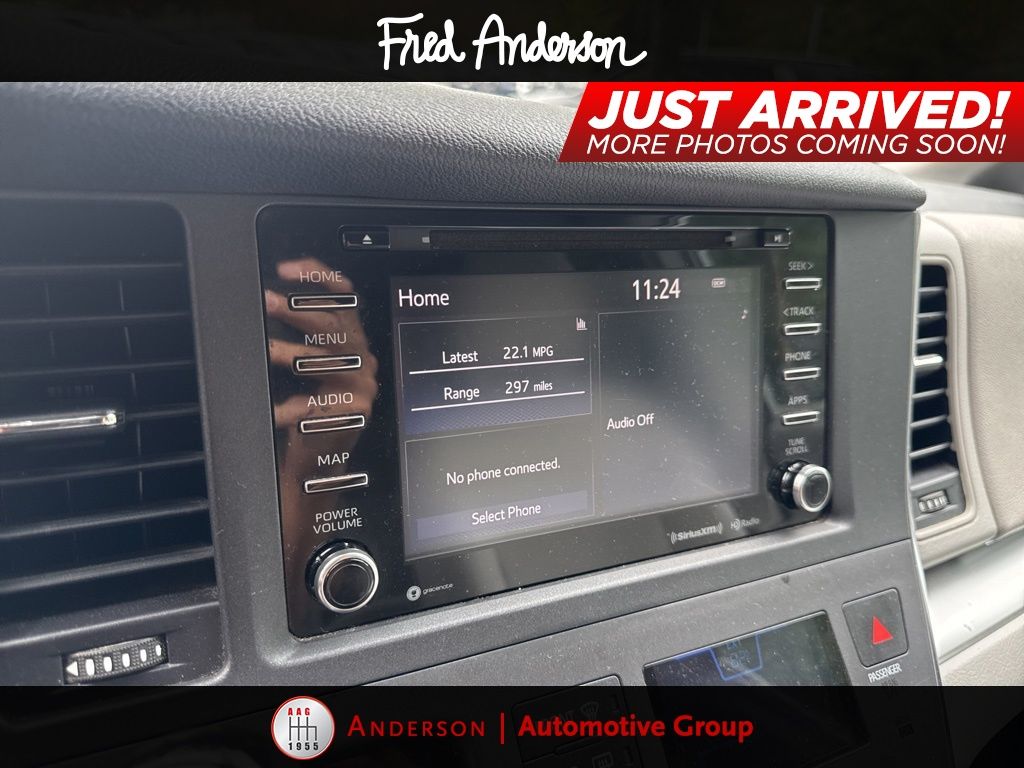 2019 Toyota Sienna LE photo 3