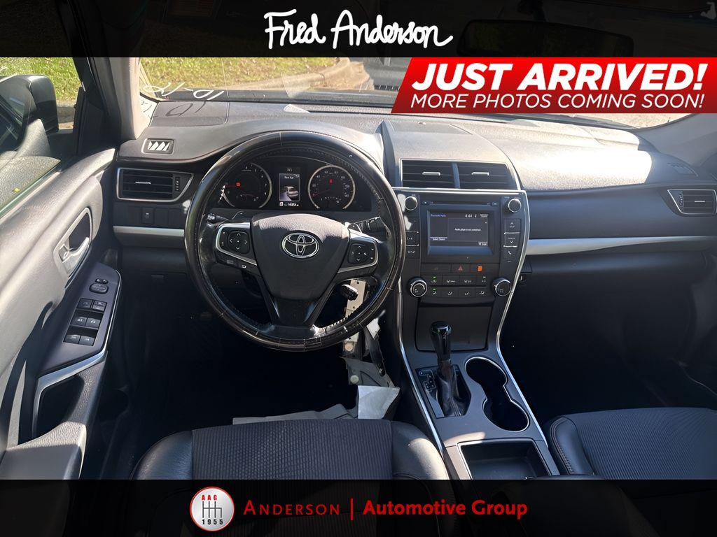 2016 Toyota Camry SE photo 2