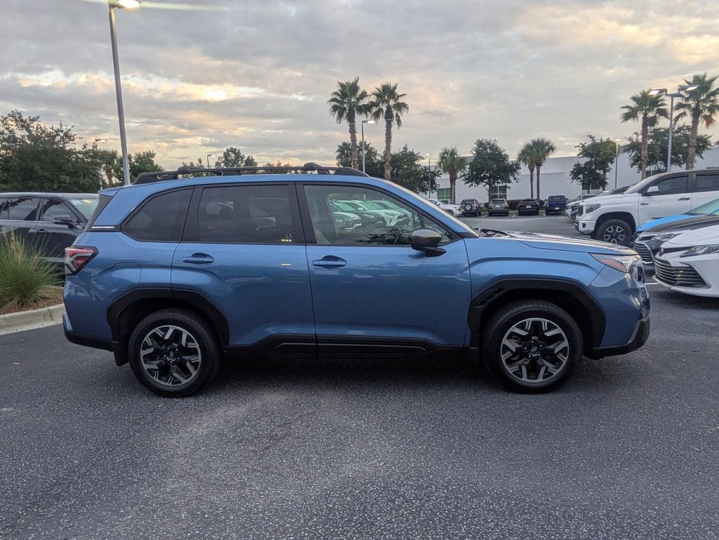 2025 Subaru Forester Premium photo 3