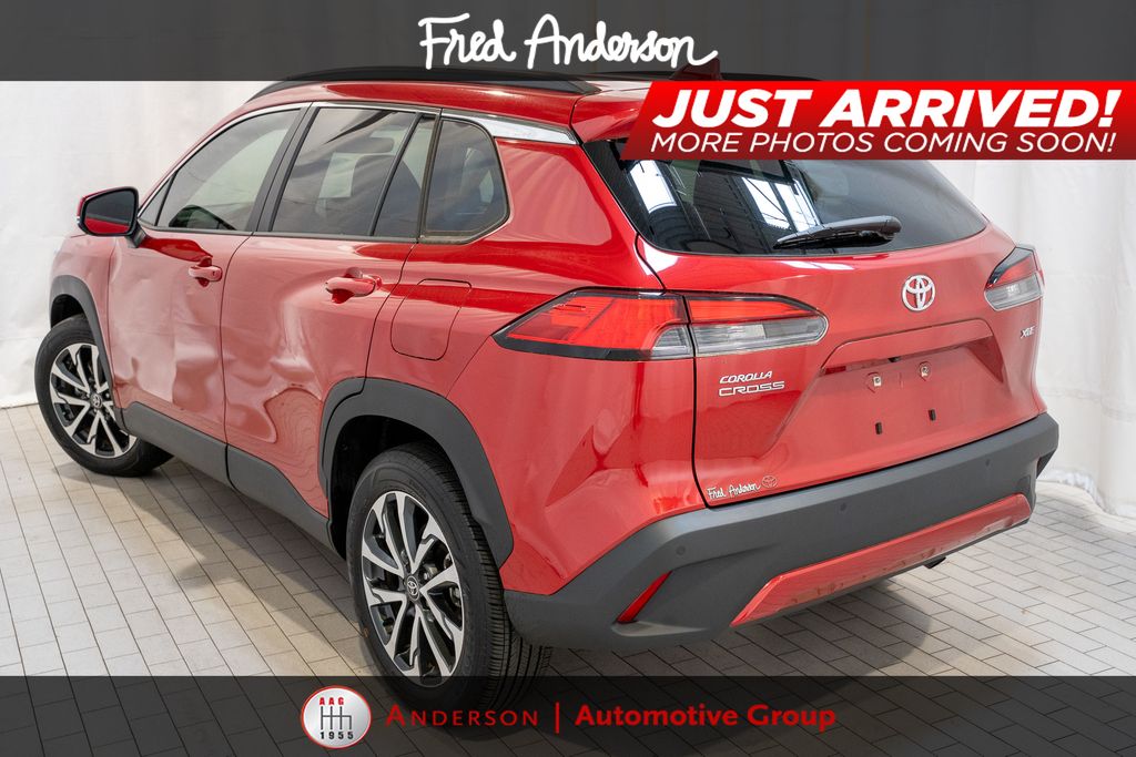 2022 Toyota Corolla Cross XLE photo 2
