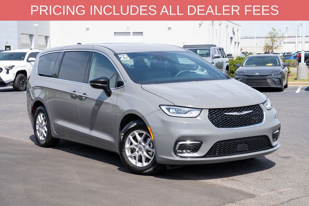 Used 2025 Chrysler Pacifica Select Minivan/Van