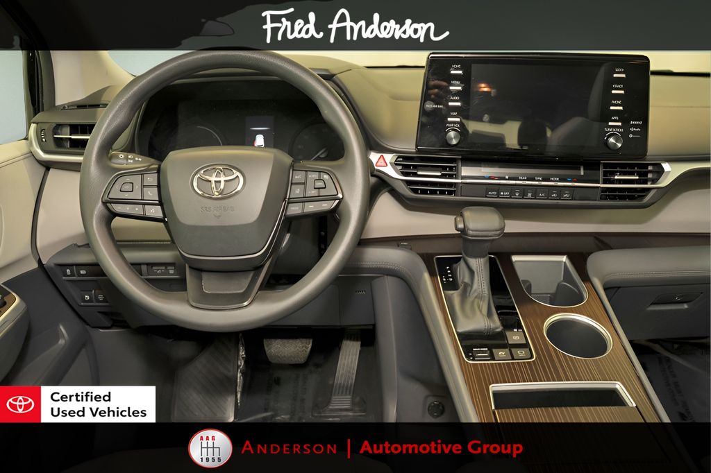 2023 Toyota Sienna LE photo 2
