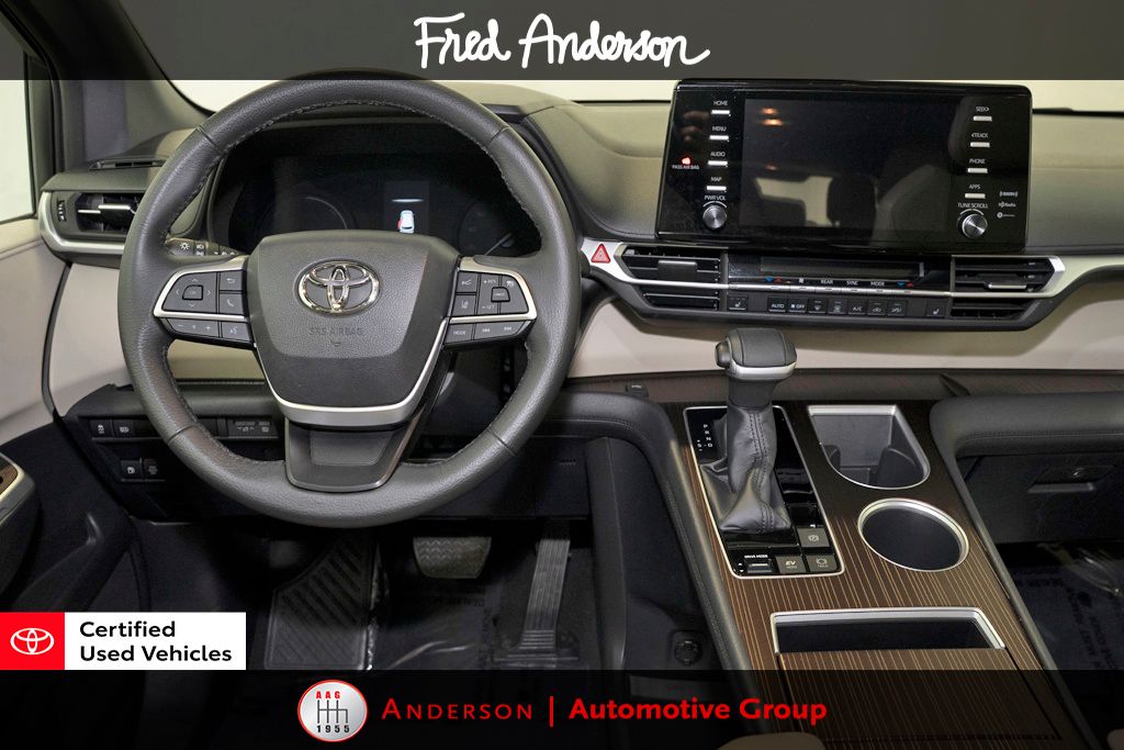 2023 Toyota Sienna XLE photo 2