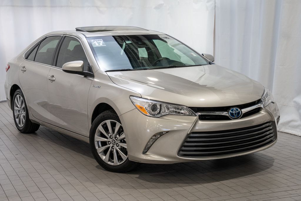 2017 Toyota Camry XLE Hybrid's photo