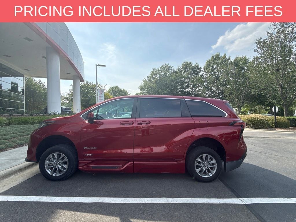 Used 2021 Toyota Sienna LE Minivan/Van
