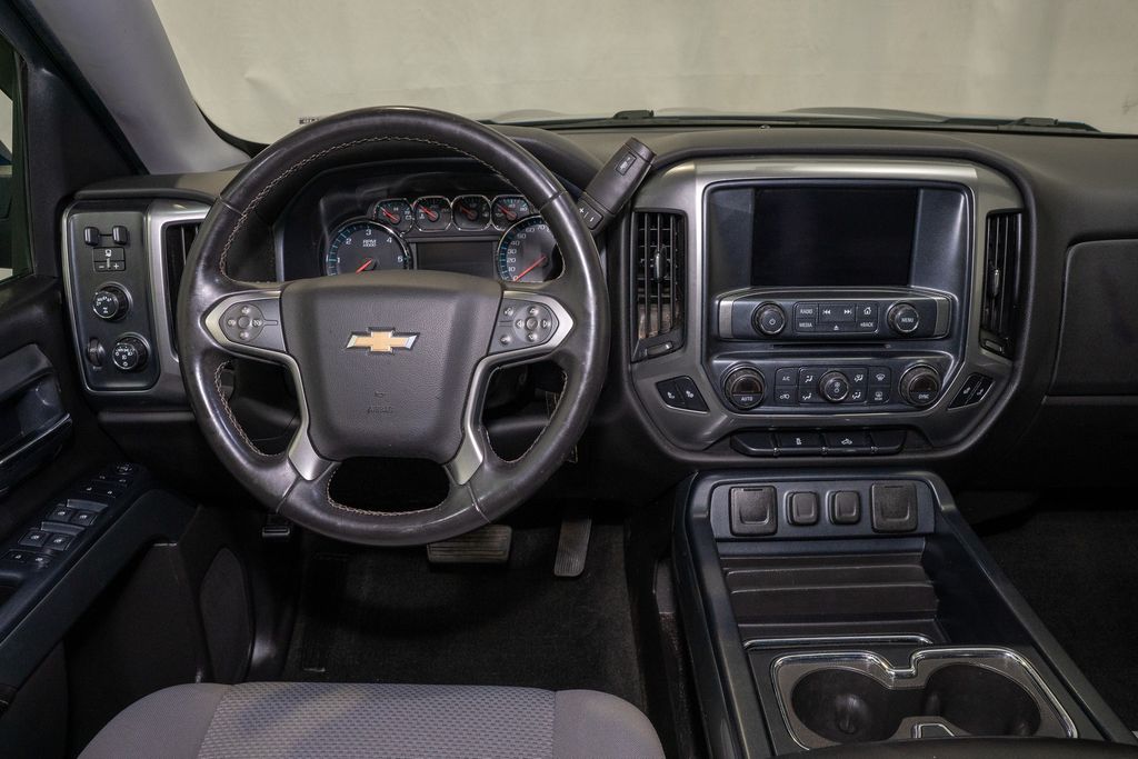 2018 Chevrolet Silverado 1500 LT photo 2