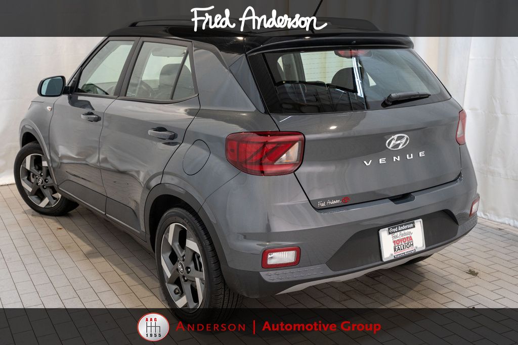 2024 Hyundai Venue Limited photo 2