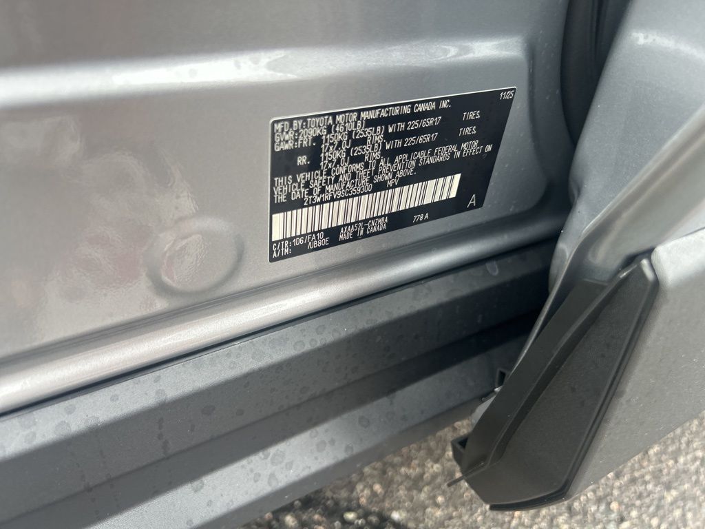 2025 Toyota RAV4 XLE photo 4