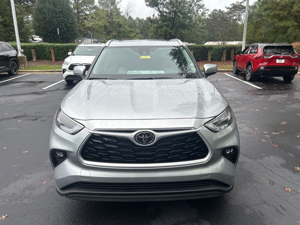 2025 Toyota Highlander Hybrid XLE photo 2