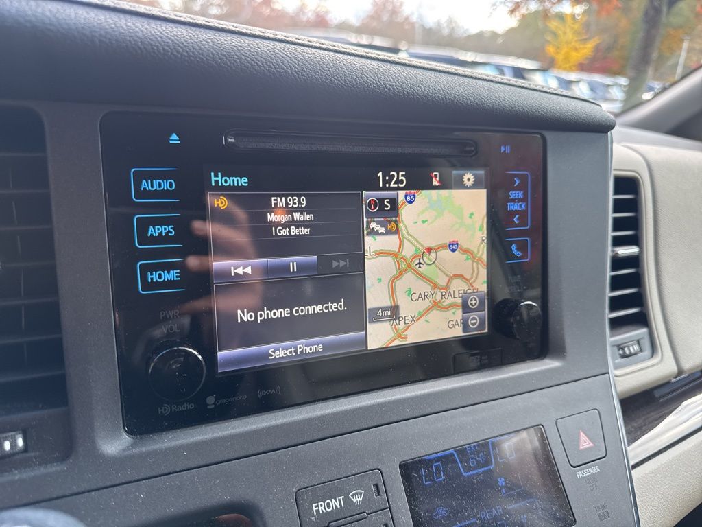 2017 Toyota Sienna XLE photo 3