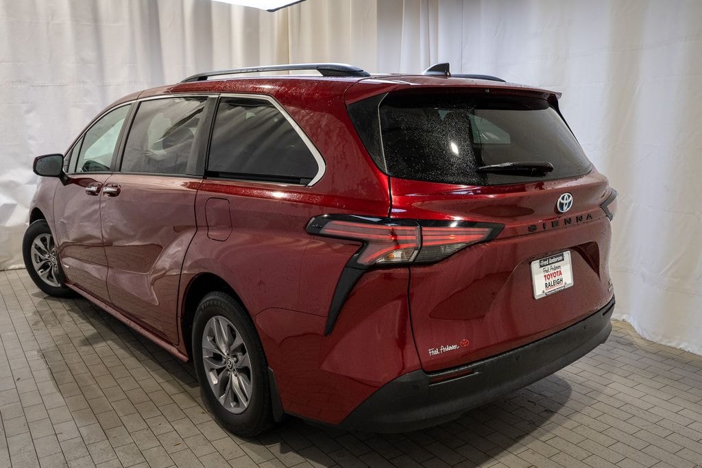 Used 2021 Toyota Sienna XLE Minivan/Van