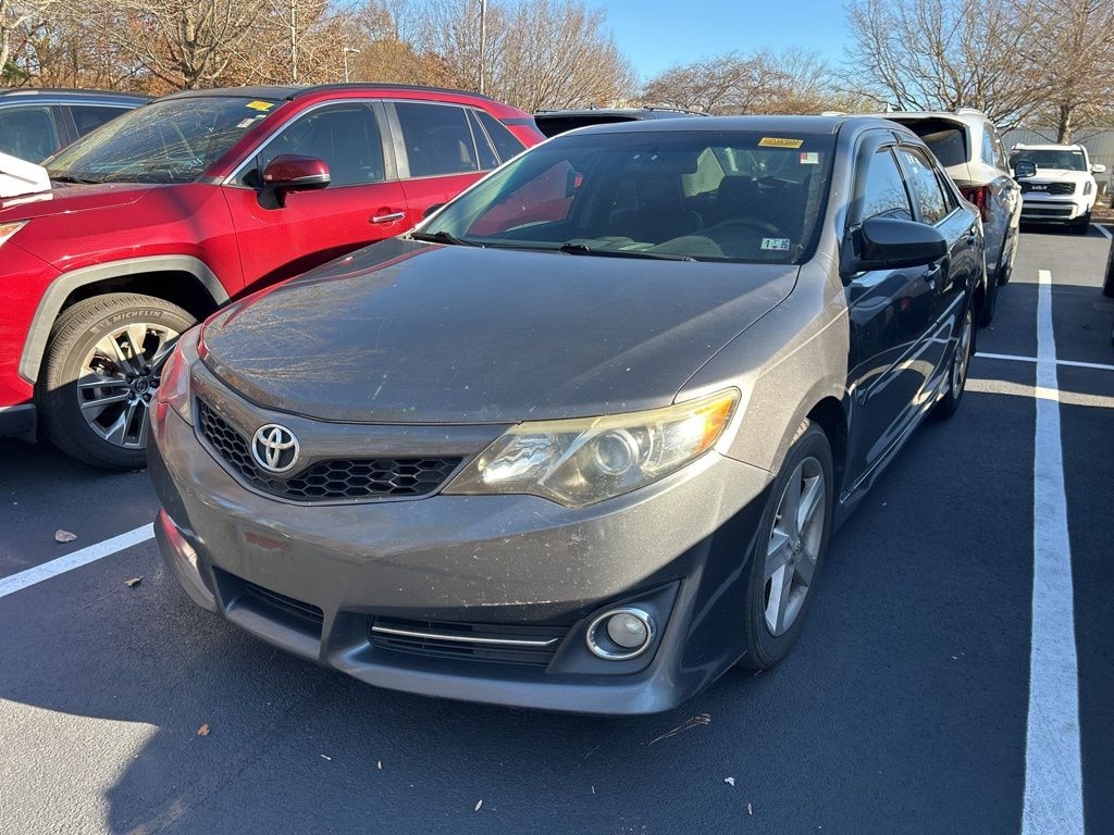 Used 2014 Toyota Camry SE Sedan