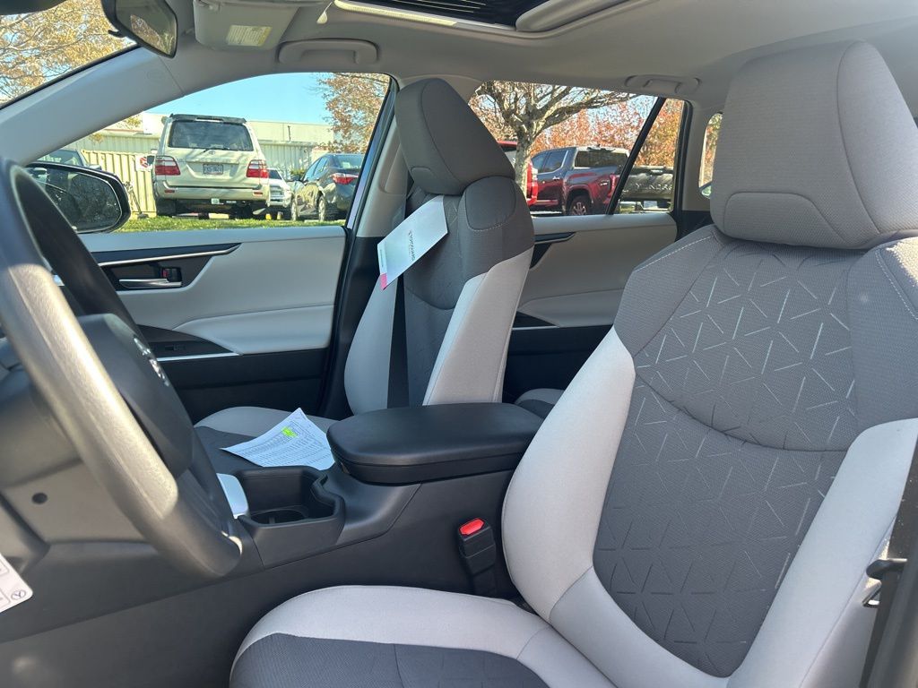 2025 Toyota RAV4 XLE photo 3