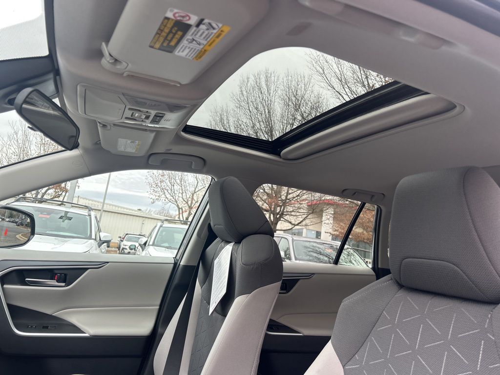 2025 Toyota RAV4 XLE photo 3