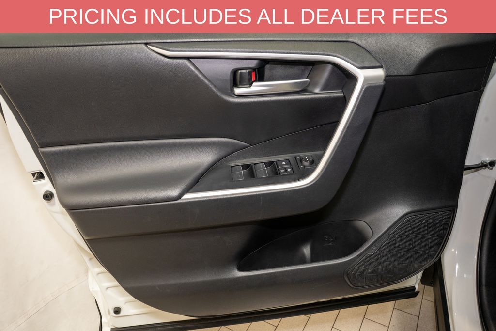 2025 Toyota RAV4 XLE - Photo 11