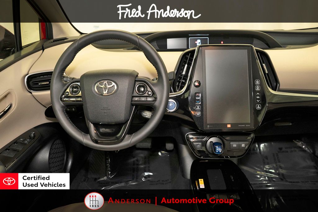 2020 Toyota Prius L photo 2