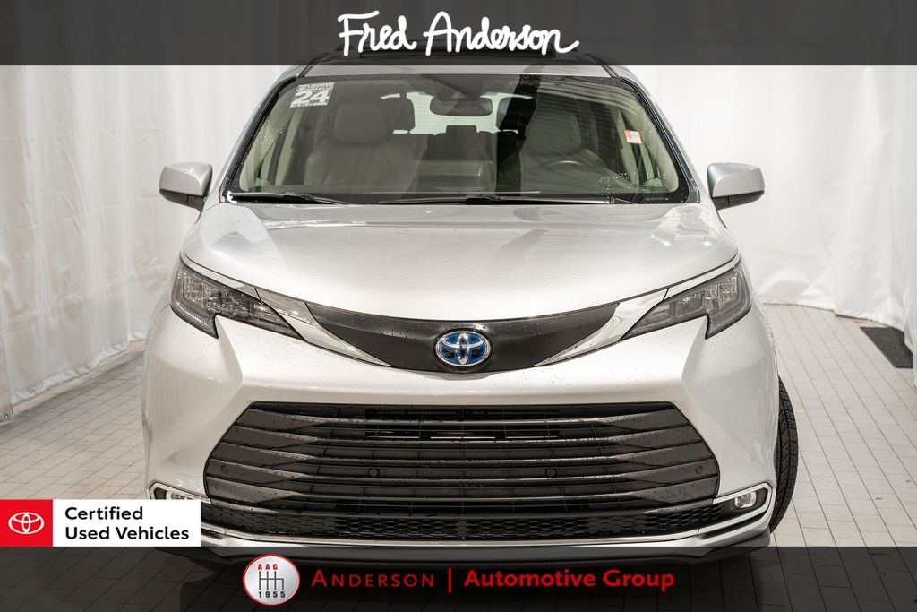 2024 Toyota Sienna XLE photo 3