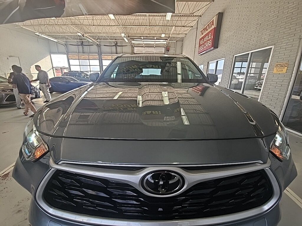 Used 2020 Toyota Highlander XLE w/18-Inch Machined Alloy Wheels SUV
