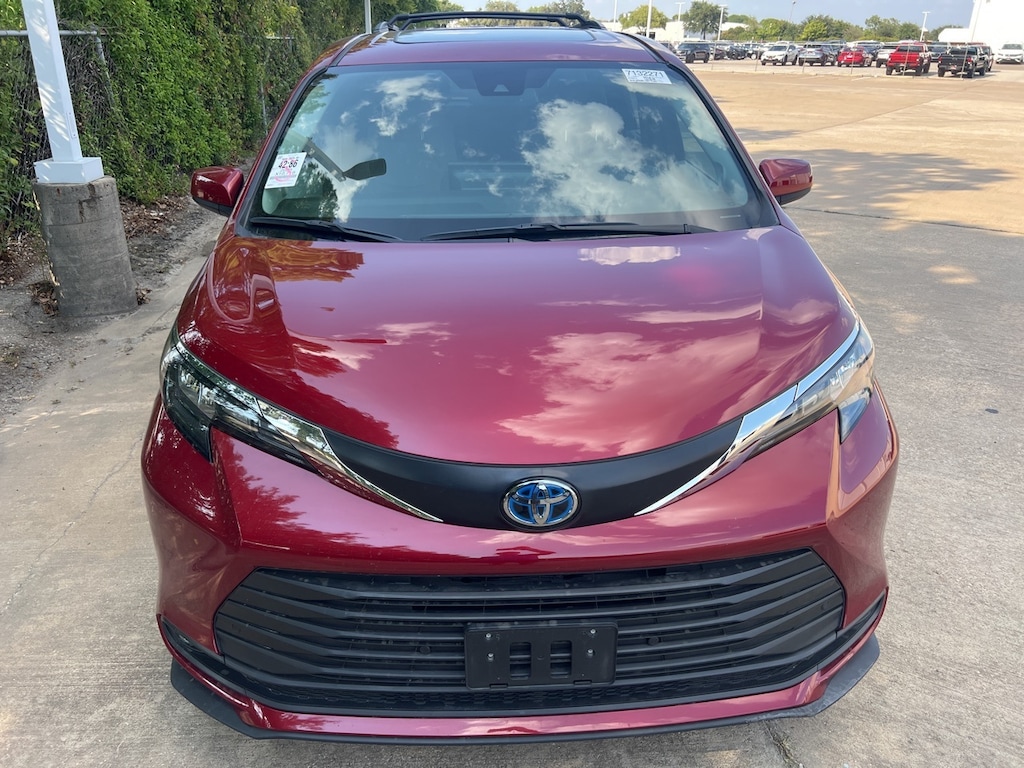 Used 2025 Toyota Sienna XLE 8 Passenger w/XLE Plus Package Van Passenger Van